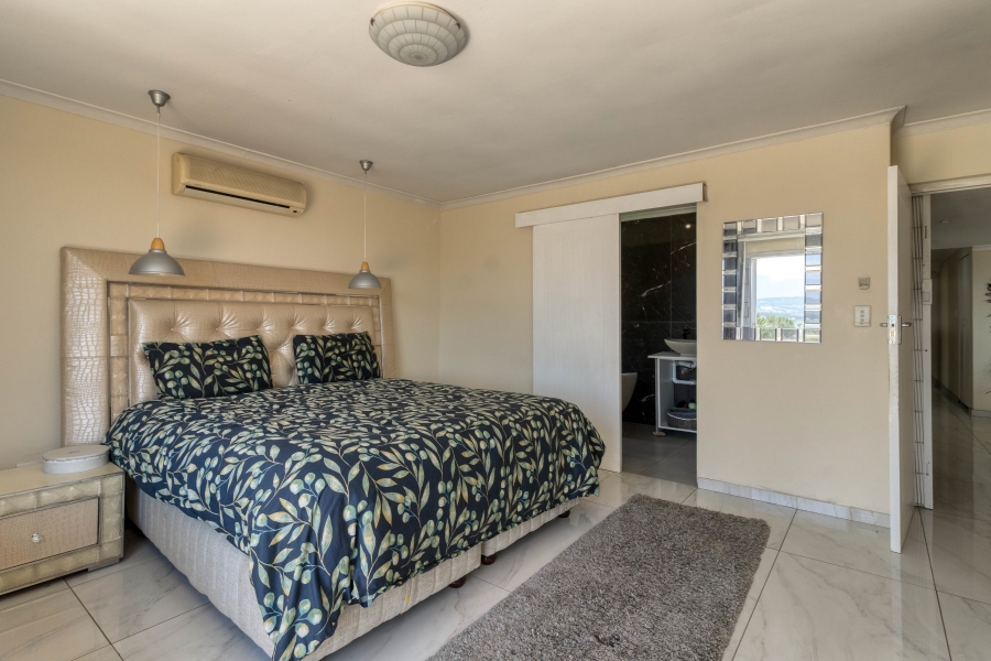 4 Bedroom Property for Sale in Mountainside Western Cape